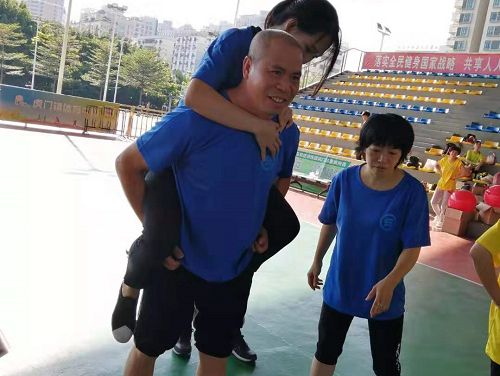 爱在路上（猪八戒背媳妇走指压板）