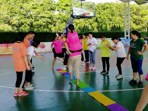 爱在路上（猪八戒背媳妇走指压板）